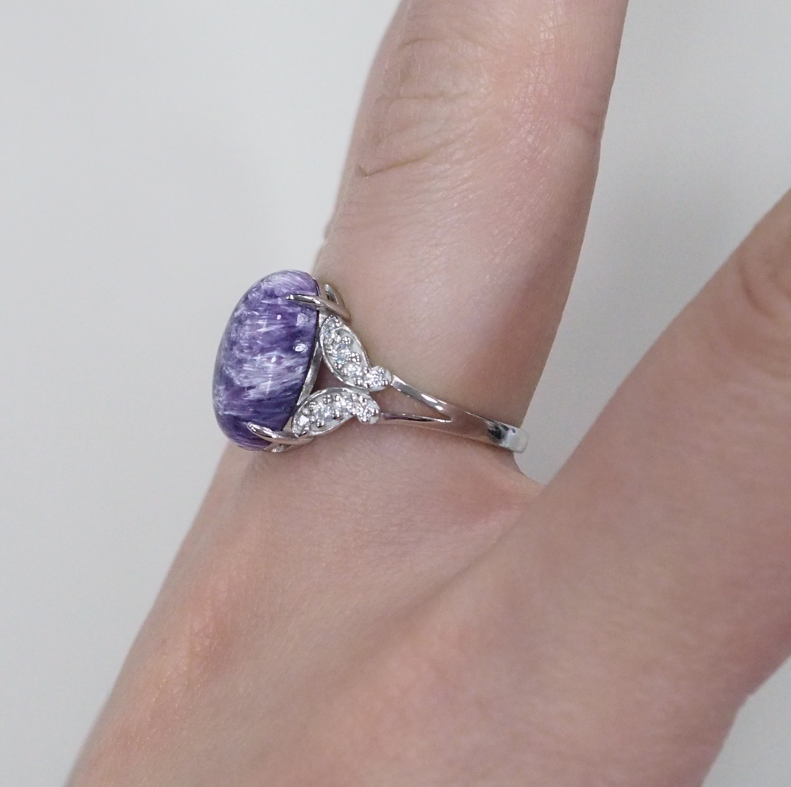 Серебряное кольцо с чароитом